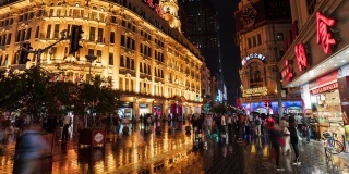 4k时间流逝:国庆前夕，游客人群在南京路购物街散步。
