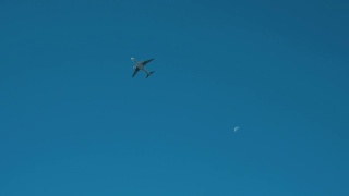 天空中的月亮和飞机。视频素材模板下载