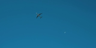 天空中的月亮和飞机。