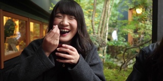 年轻女子正在喝“oshiruko”日本红豆汤
