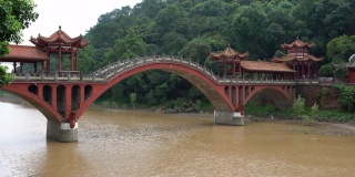中国四川乐山的豪尚拱桥东方佛园和河景
