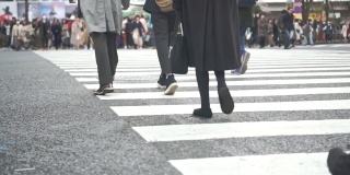 慢动作-近距离观看在人行横道上行走的人们