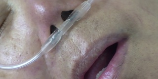 老年妇女用鼻呼吸管帮助她在家呼吸