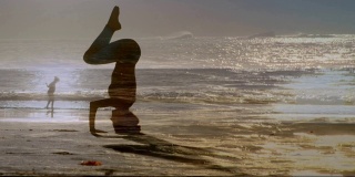 日落时分，一个女人在海滩上做瑜伽