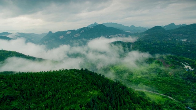 中国贵州安顺清晨山河鸟瞰图。