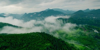中国贵州安顺清晨山河鸟瞰图。