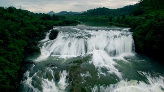 窦坡塘瀑布鸟瞰图，安顺，贵州，中国。视频素材模板下载