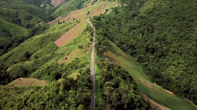 鸟瞰图上山路蜿蜒，汽车行驶，安全驾驶理念