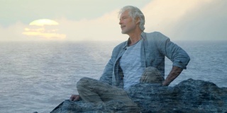 老人坐在岩石上，望着大海