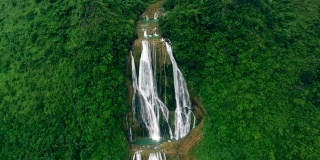 中国贵州安顺滴水潭瀑布鸟瞰图。