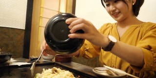 在日式餐厅做御好烧的年轻女子