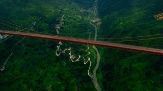 中国贵州巴陵河大桥交通鸟瞰图。视频素材模板下载