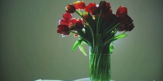 花瓶里有一大束漂亮的郁金香