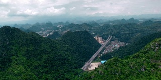 中国贵州山区公路鸟瞰图。