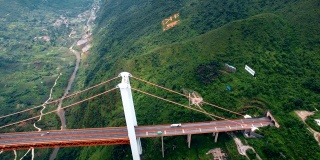 中国贵州巴陵河大桥交通鸟瞰图。