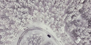 在冬季的暴风雪中，汽车停在了弯道上。鸟瞰图。