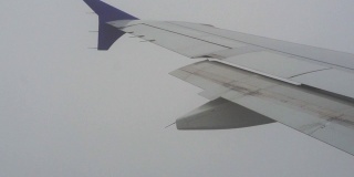 飞机乘机穿越恶劣天气的阴雨云层
