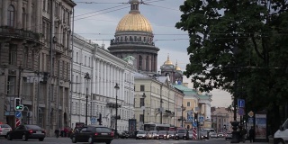 背景是圣彼得堡大教堂里的汽车街道