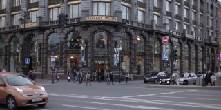 街道与汽车在圣彼得堡的商店，汽车和房子的背景