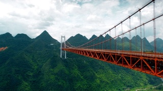 中国贵州巴陵河大桥交通鸟瞰图。视频素材模板下载