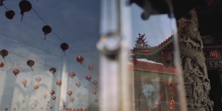 中国的灯笼在玻璃的映照下