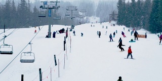 滑雪山与滑雪板和滑雪者