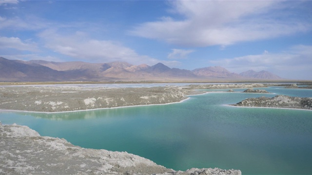 美丽的自然景观，翡翠盐湖在中国青海