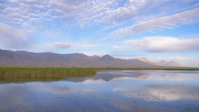 美丽的风景，蓝天，清澈透明的湖反射在中国青海