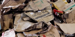 在垃圾处理工厂有可回收纸板箱的仓库