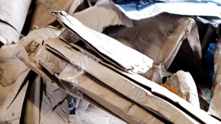 废物处理厂内的仓库，装有可循环再造的硬纸盒视频素材模板下载