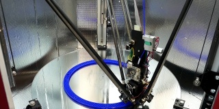 3D打印机是打印物体的蓝色，科技概念。媒体。电子三维塑料打印机工作时，延时