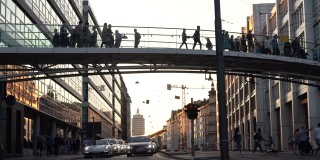 日落时分，人们在德国慕尼黑的桥上行走