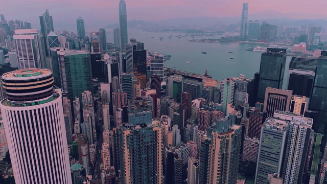 天线。日出时的香港城市天际线。无人机俯瞰香港摩天大楼。