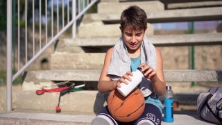 男孩篮球训练后的冷静视频素材模板下载