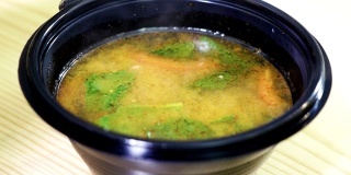 餐馆里传统的冬阴面汤的特写。4 k
