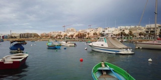 运动时间流逝典型的马耳他渔船在海上。马耳他
