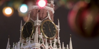 圣诞装饰红场。在莫斯科的冬天。红场上的钟塔。