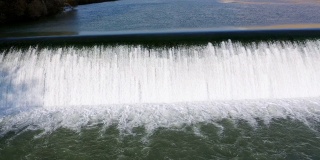 河大坝瀑布。慢动作无人机视图。