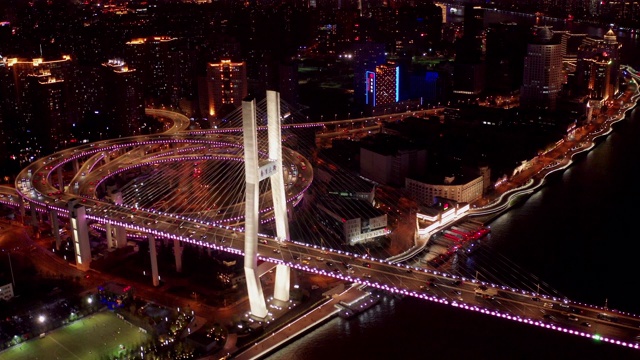 航拍南浦大桥螺旋路交通场景，夜间日落时间与陆上交通概念，中国上海，4k视频