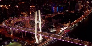 航拍南浦大桥螺旋路交通场景，夜间日落时间与陆上交通概念，中国上海，4k视频