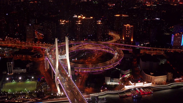 航拍南浦大桥螺旋路交通场景，夜间日落时间与陆上交通概念，中国上海，4k视频