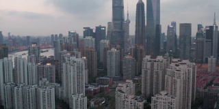 白天无人机拍摄的上海城市天际线，中国4k视频