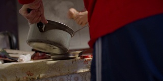 观点。祖母。午餐时间，在煤气炉上用鸡蛋烹制美味的传统餐点。