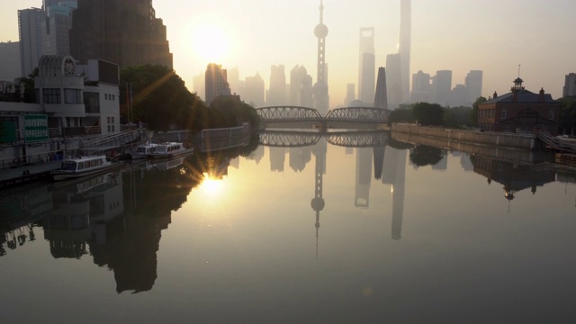 宁静的早晨，上海摩天大楼，外白渡桥和倒影与日出的河，中国。