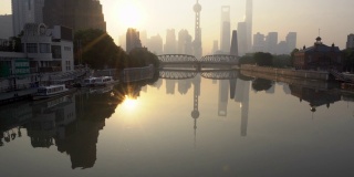 宁静的早晨，上海摩天大楼，外白渡桥和倒影与日出的河，中国。