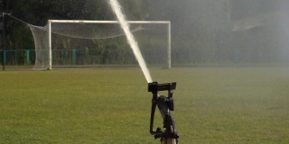 足球场上洒水器的慢动作
