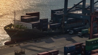 延时:货柜装卸至货轮运费在香港青衣港海运货柜港日出视频素材模板下载