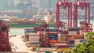 延时:香港青衣港货柜港口货柜装卸至货船运费视频素材模板下载