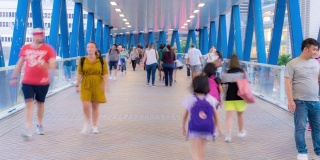 时光流逝:香港中环的天空步道上挤满了游客
