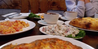 格鲁吉亚餐厅里的阿贾利安·哈切布里(Adjarian Khachapuri)，旁边是沙拉、煎蛋卷和咖啡